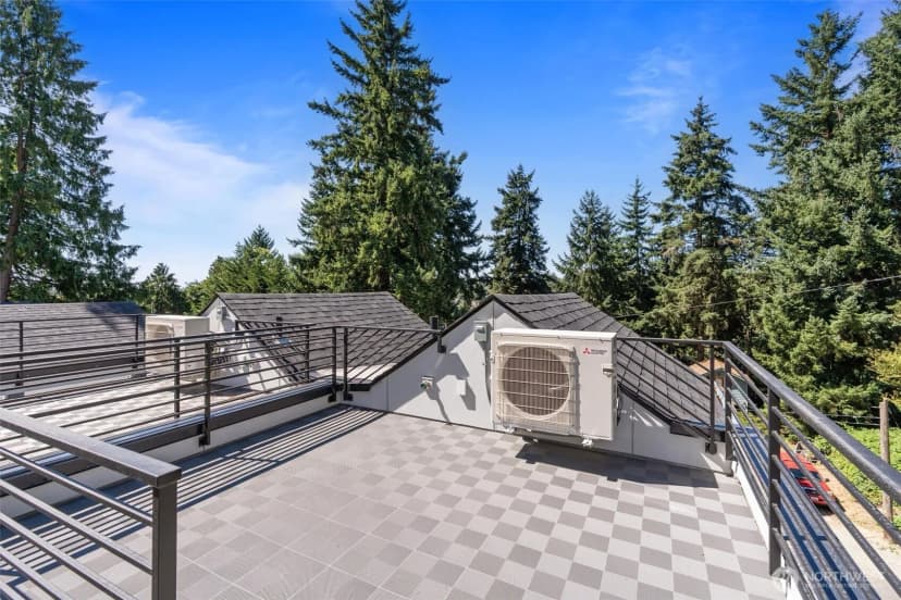 Property photo for 10750 Interlake Avenue N, Seattle photo 14