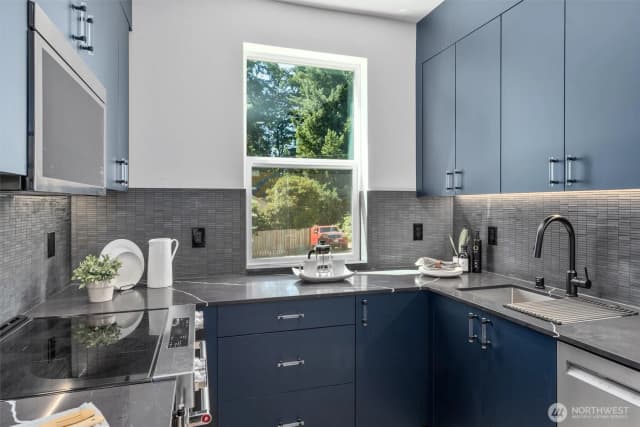 Property photo for 10750 Interlake Avenue N, Seattle photo 4