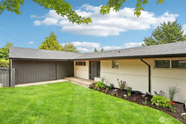 Property photo for 1318 Lake Washington Boulevard S, Seattle photo 2