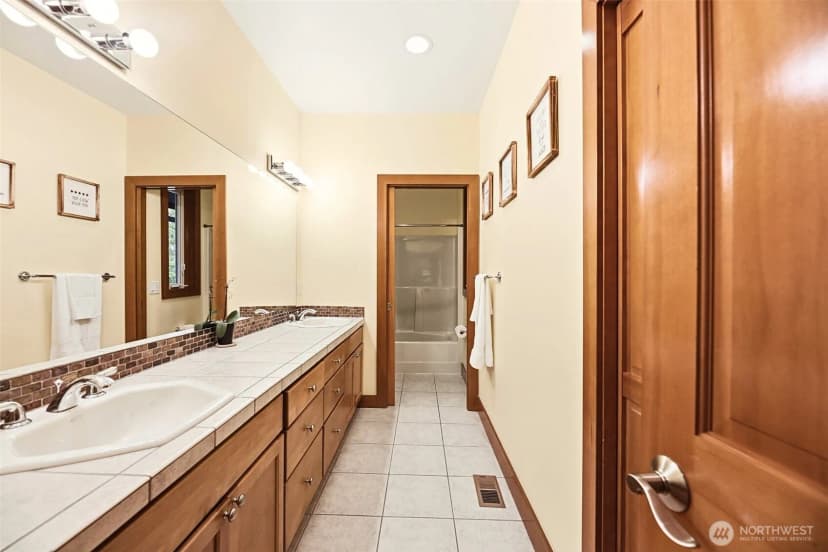 Property photo for 18603 E Spring Lake Drive Se, Renton photo 19