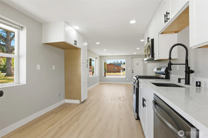 Property photo for 14402 Washington Avenue Sw #3, Lakewood photo 3