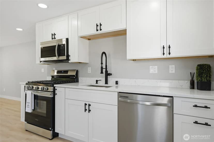 Property photo for 14402 Washington Avenue Sw #3, Lakewood photo 4
