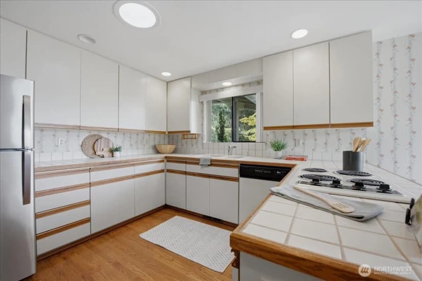 Property photo for 4731 Ne 201st Place, Lake Forest Park photo 9