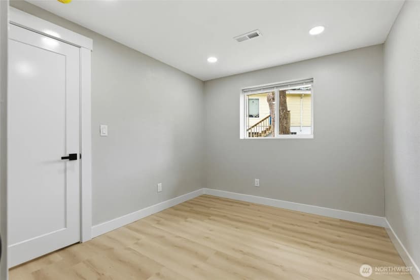 Property photo for 14402 Washington Avenue Sw #4, Lakewood photo 18