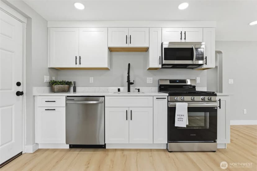 Property photo for 14402 Washington Avenue Sw #4, Lakewood photo 6