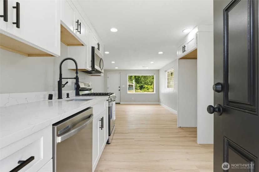Property photo for 14402 Washington Avenue Sw #4, Lakewood photo 4