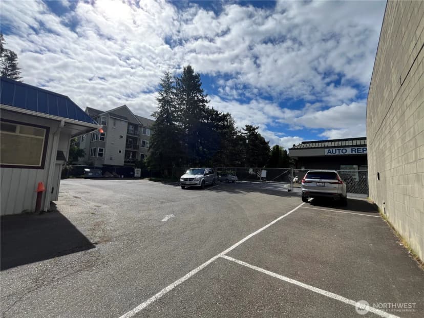 Property photo for 6825 Ne 170th Street, Kenmore photo 9