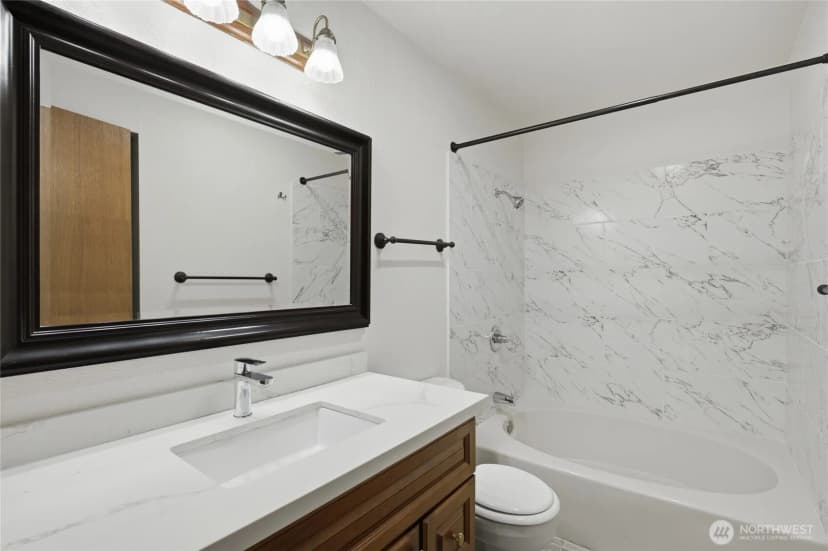 Property photo for 9512 1st Avenue Ne #202, Seattle photo 19