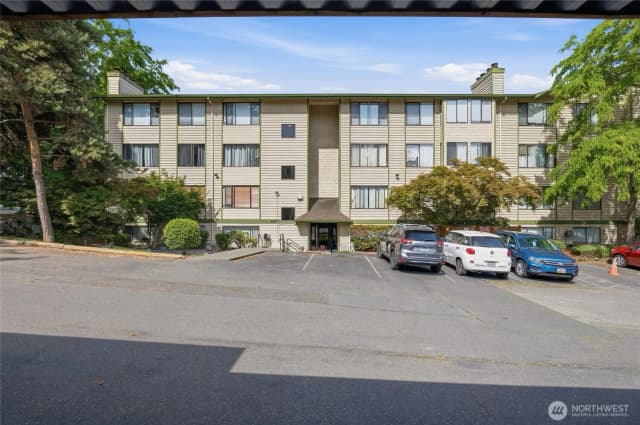 Property photo for 9512 1st Avenue Ne #202, Seattle photo 3