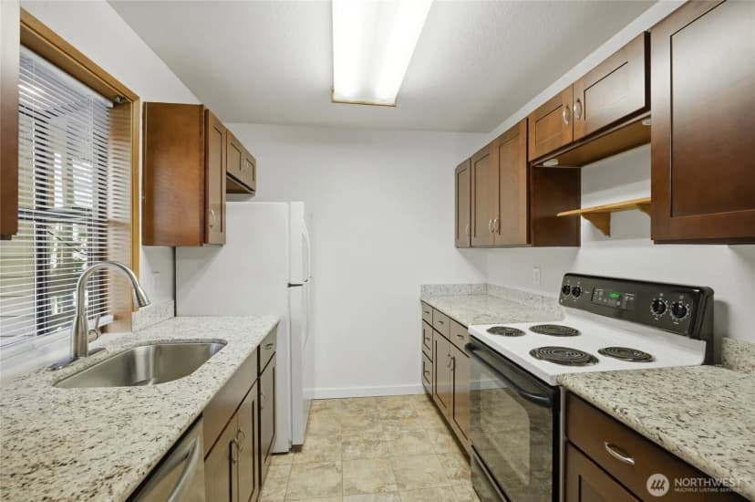 Property photo for 9512 1st Avenue Ne #202, Seattle photo 13