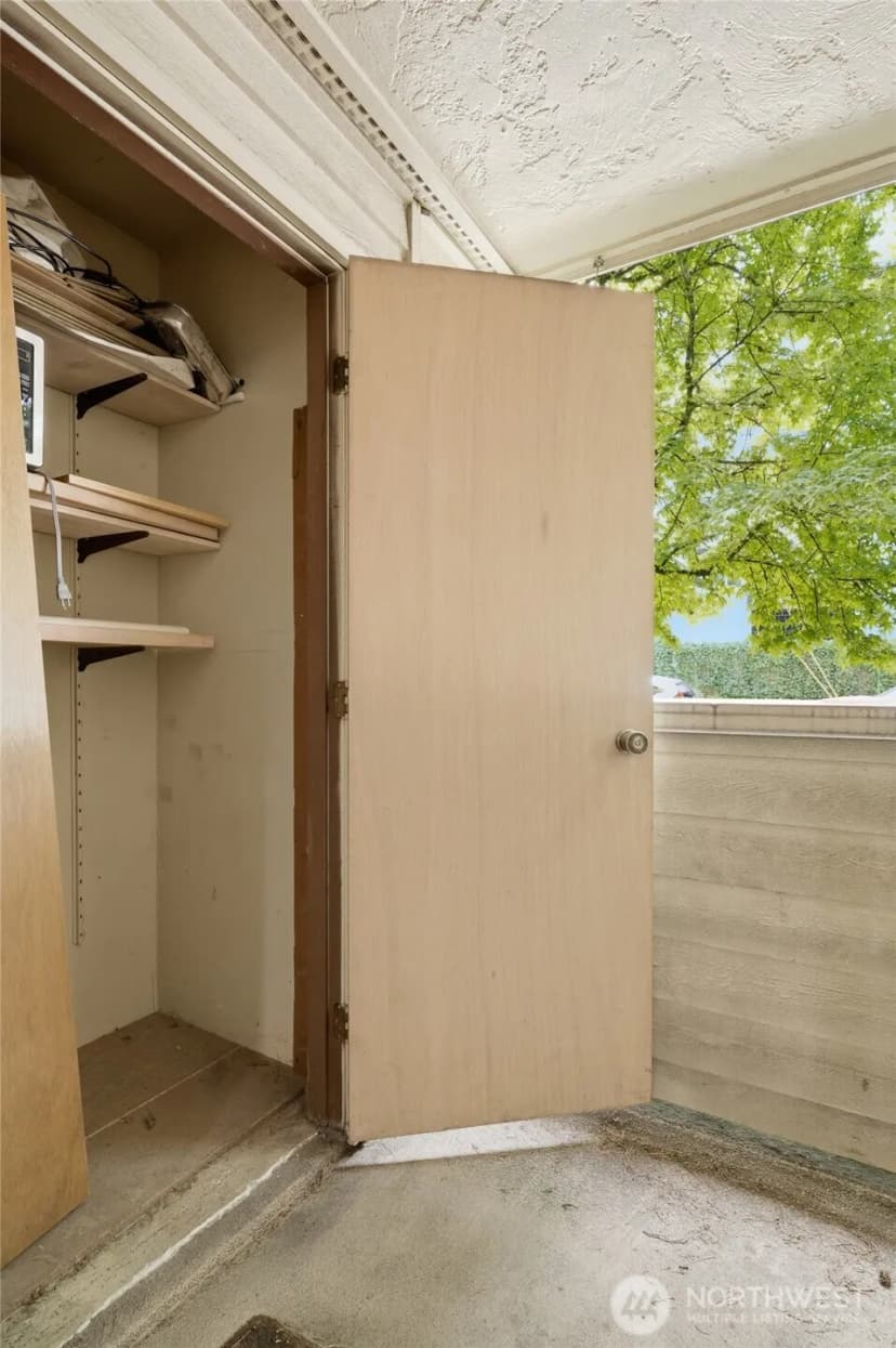 Property photo for 9512 1st Avenue Ne #202, Seattle photo 23