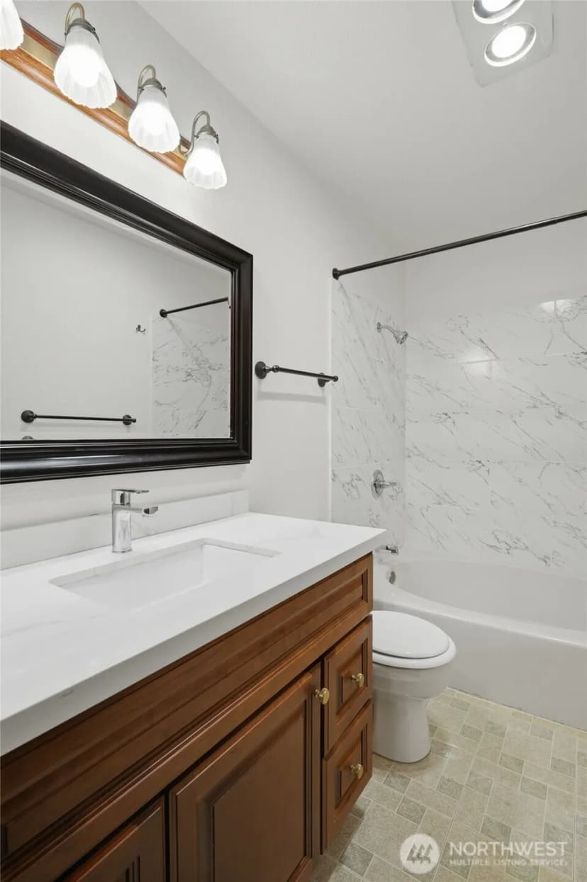 Property photo for 9512 1st Avenue Ne #202, Seattle photo 20