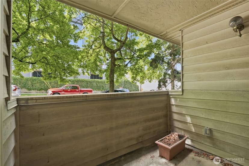 Property photo for 9512 1st Avenue Ne #202, Seattle photo 22