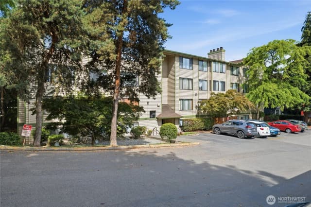Property photo for 9512 1st Avenue Ne #202, Seattle photo 2