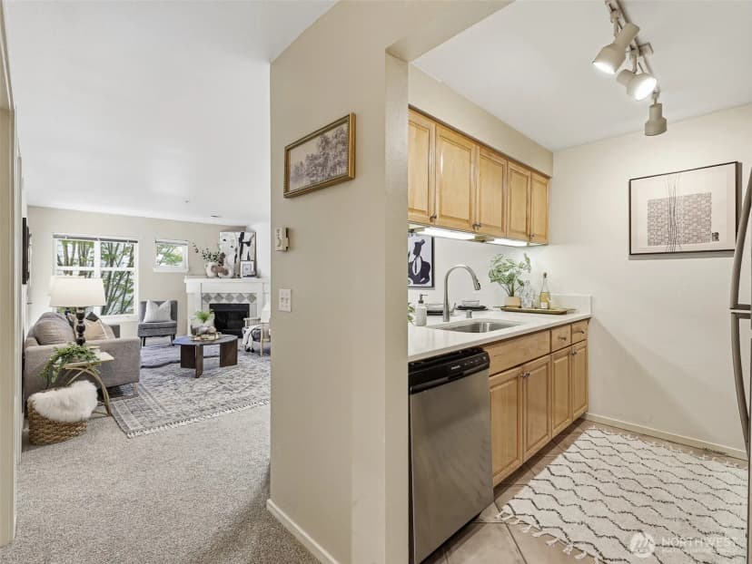 Property photo for 12345 Roosevelt Way Ne #310, Seattle photo 22