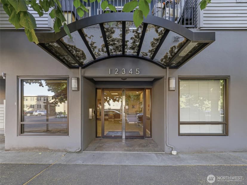 Property photo for 12345 Roosevelt Way Ne #310, Seattle photo 4