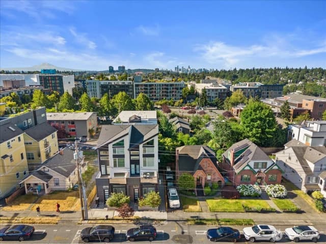 Property photo for 911 Ne 70th Street #c, Seattle photo 3