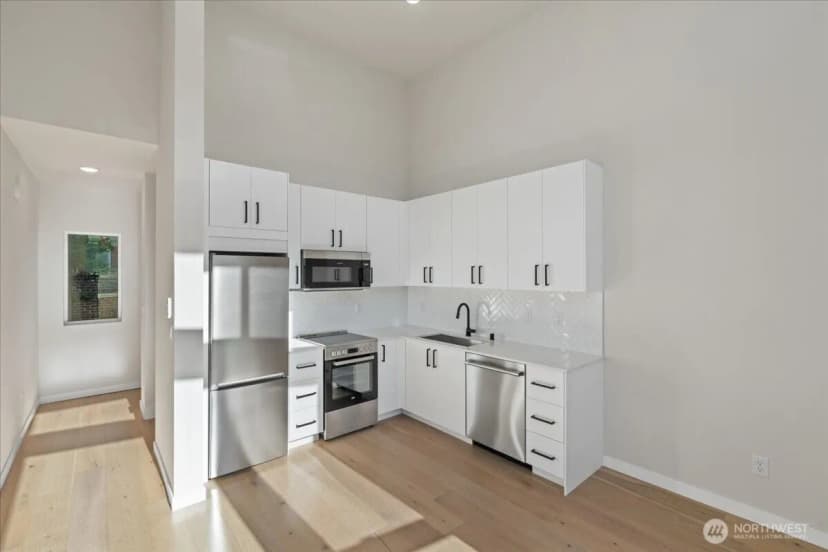 Property photo for 911 Ne 70th Street #c, Seattle photo 15