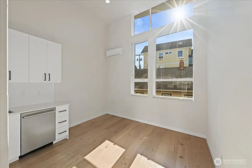 Property photo for 911 Ne 70th Street #c, Seattle photo 12
