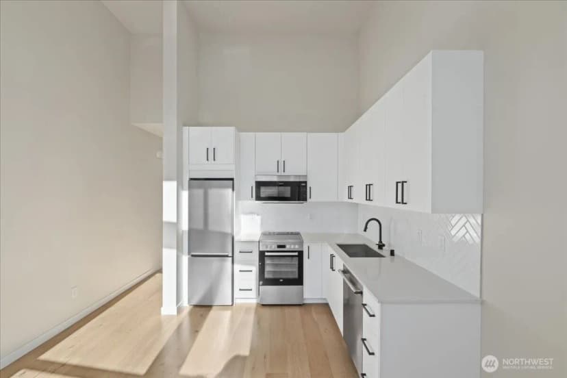 Property photo for 911 Ne 70th Street #c, Seattle photo 14