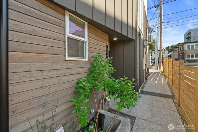 Property photo for 911 Ne 70th Street #c, Seattle photo 2