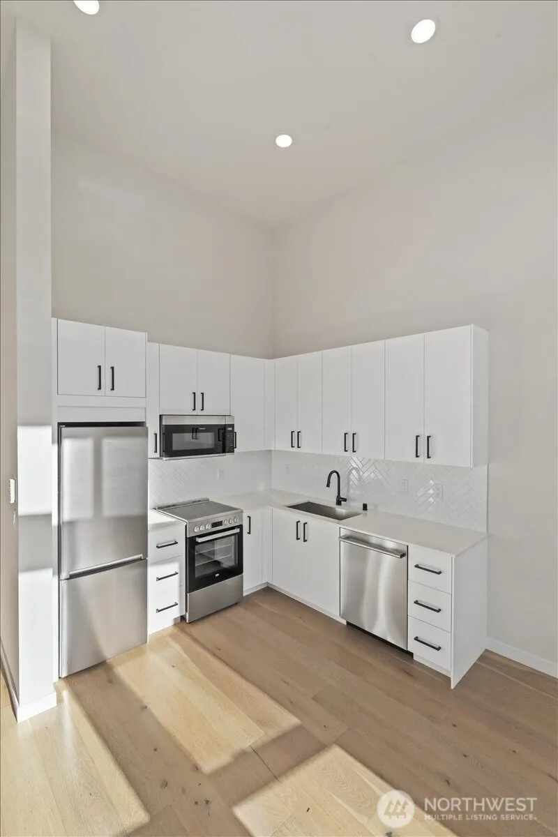 Property photo for 911 Ne 70th Street #c, Seattle photo 11