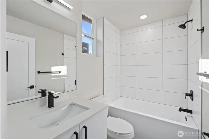 Property photo for 911 Ne 70th Street #c, Seattle photo 6