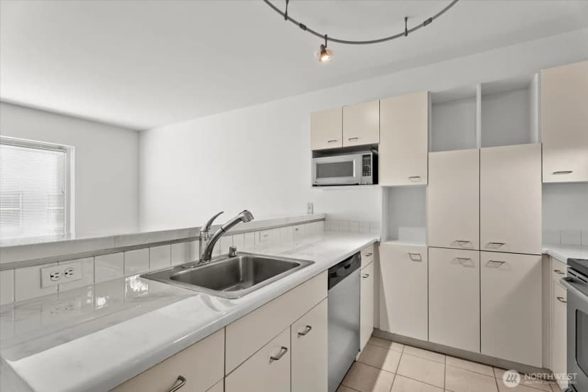 Property photo for 2440 Western Avenue #517, Seattle photo 11