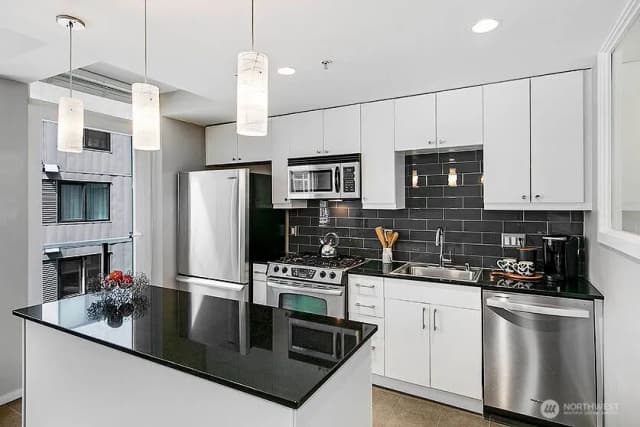Property photo for 76 Cedar Street #603, Seattle photo 5
