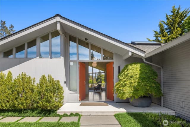 Property photo for 1514 Shenandoah Drive E, Seattle photo 2