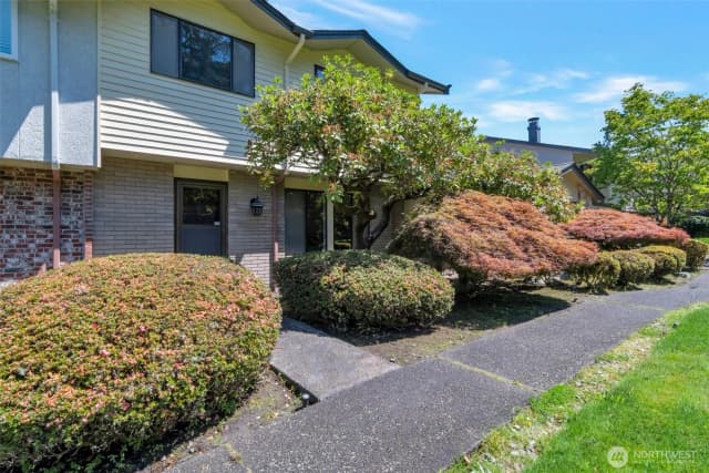 Property photo for 17050 Northup Way #25, Bellevue photo 3