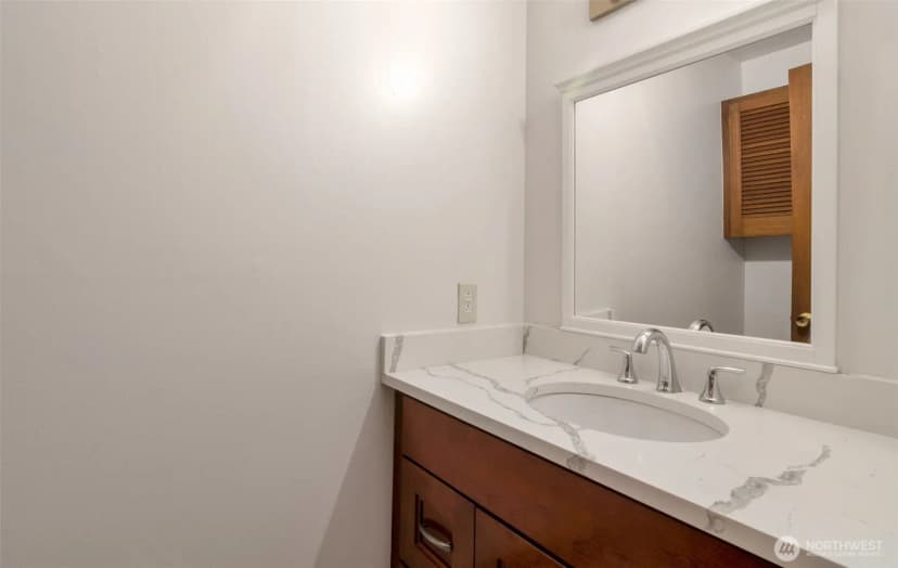 Property photo for 17050 Northup Way #25, Bellevue photo 14