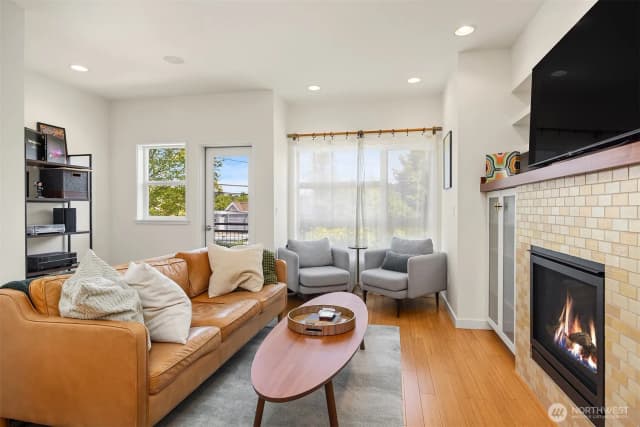 Property photo for 209 27th Avenue E #b, Seattle photo 3