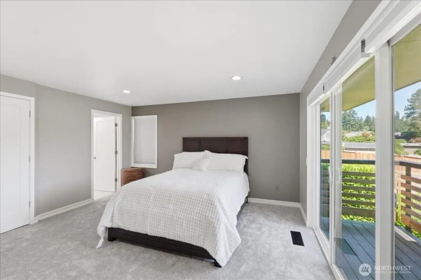Property photo for 10837 Evergreen Terrace Sw, Lakewood photo 19