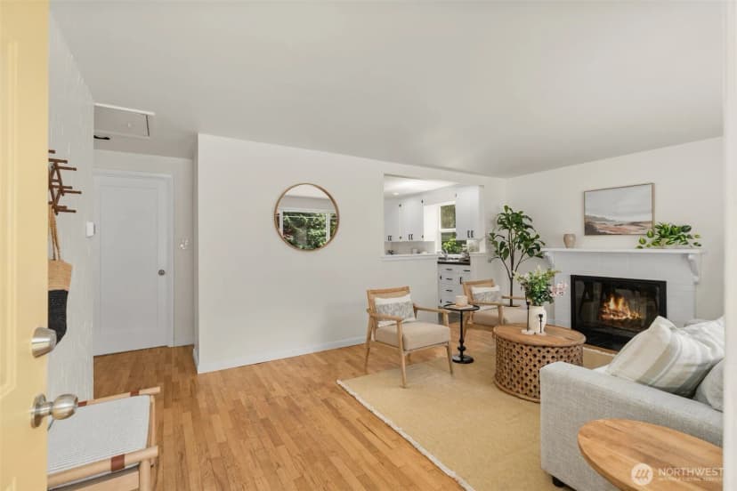 Property photo for 14032 Stone Avenue N, Seattle photo 3