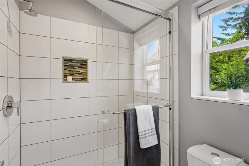 Property photo for 9423 Roosevelt Way Ne, Seattle photo 17