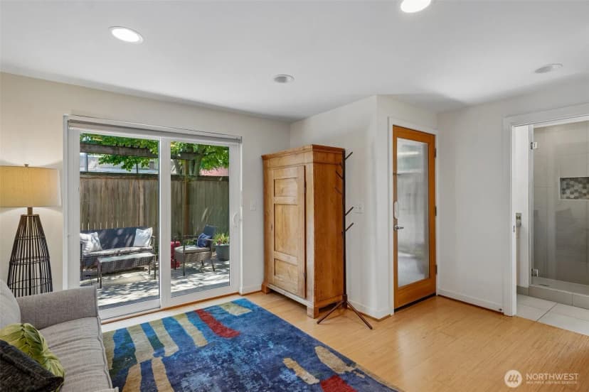 Property photo for 9423 Roosevelt Way Ne, Seattle photo 23