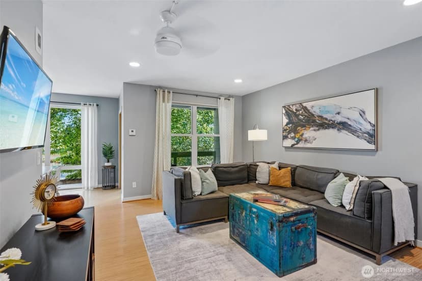 Property photo for 9423 Roosevelt Way Ne, Seattle photo 6