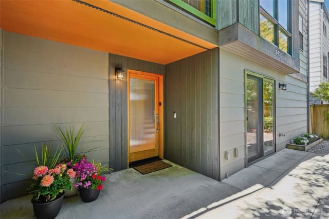 Property photo for 9423 Roosevelt Way Ne, Seattle photo 2
