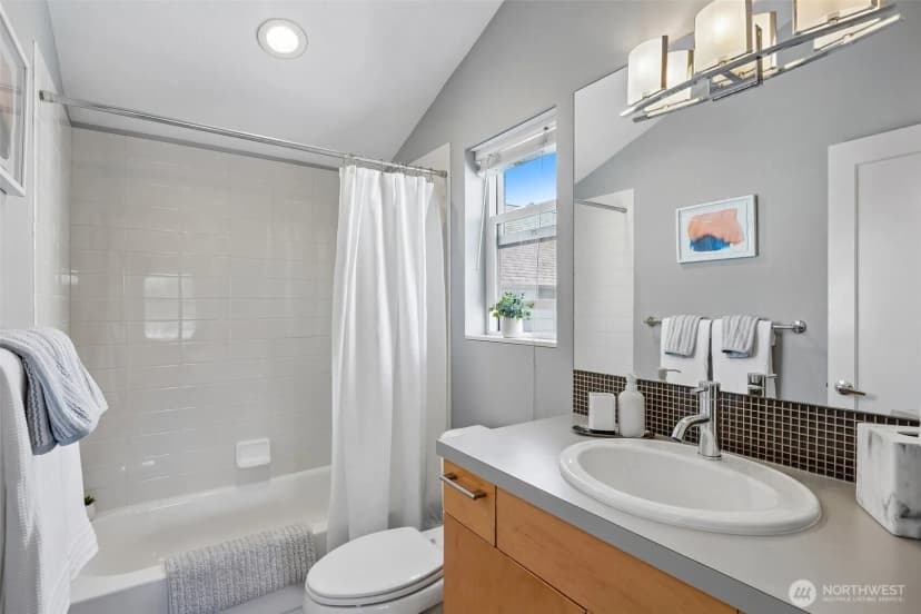 Property photo for 9423 Roosevelt Way Ne, Seattle photo 20