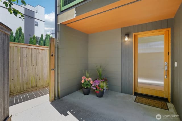 Property photo for 9423 Roosevelt Way Ne, Seattle photo 3