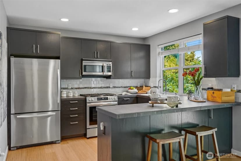 Property photo for 9423 Roosevelt Way Ne, Seattle photo 13