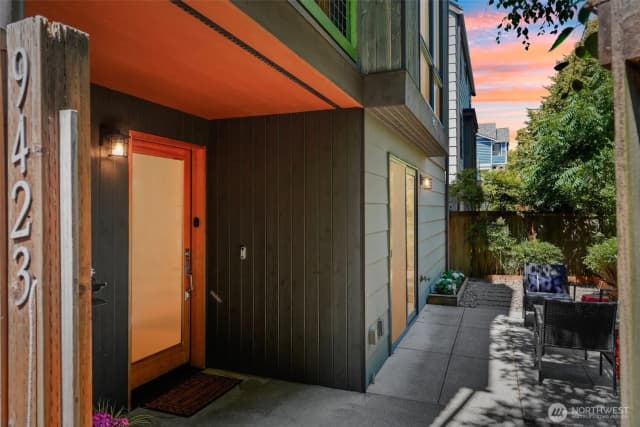 Property photo for 9423 Roosevelt Way Ne, Seattle photo 4
