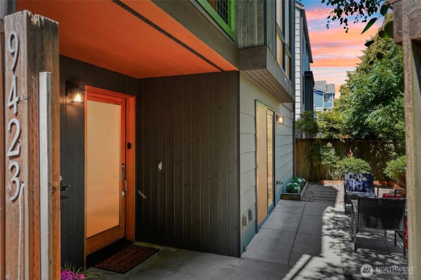 Property photo for 9423 Roosevelt Way Ne, Seattle photo 4