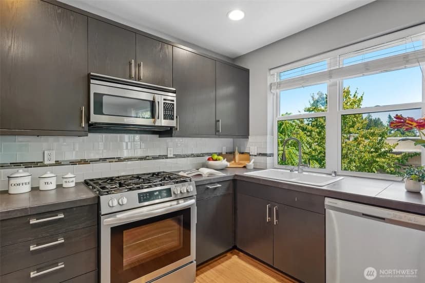 Property photo for 9423 Roosevelt Way Ne, Seattle photo 12