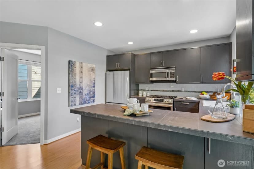 Property photo for 9423 Roosevelt Way Ne, Seattle photo 11