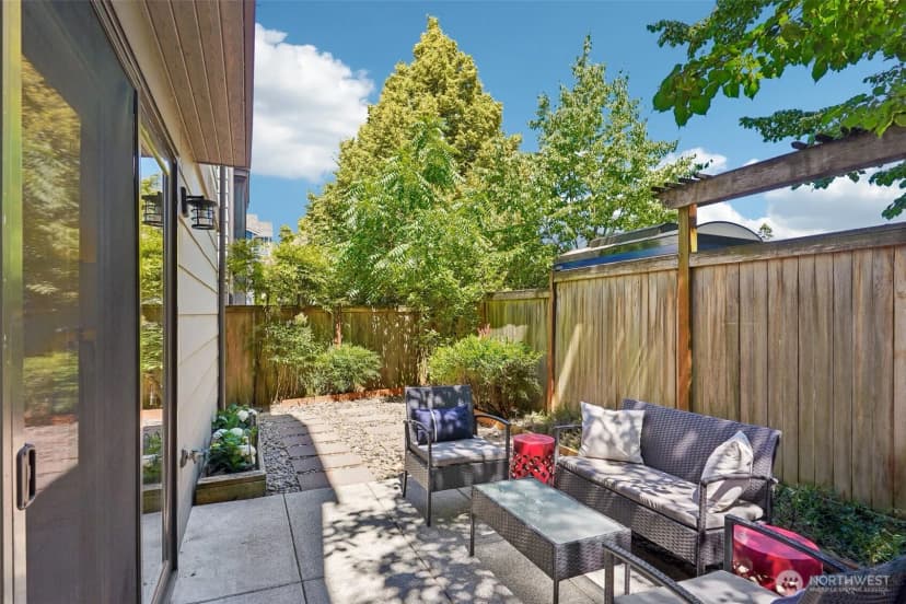Property photo for 9423 Roosevelt Way Ne, Seattle photo 31
