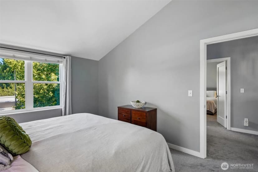 Property photo for 9423 Roosevelt Way Ne, Seattle photo 15