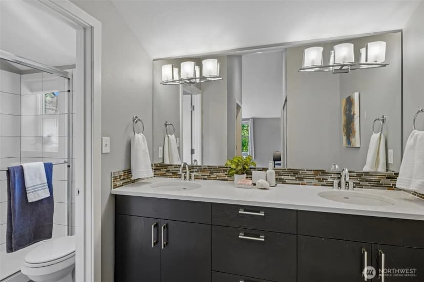 Property photo for 9423 Roosevelt Way Ne, Seattle photo 16