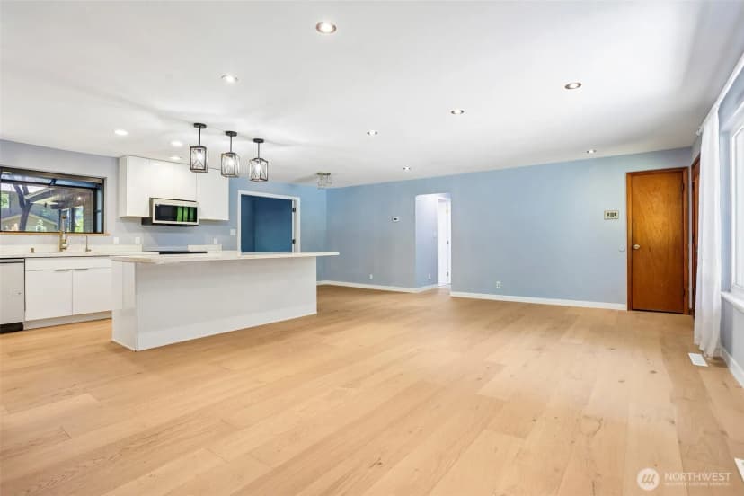 Property photo for 16220 Ambaum Boulevard S, Burien photo 8